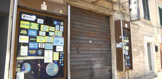 Rapina in corso Cotugno: accoltellato il 60enne titolare di una tabaccheria, è ricoverato al Policlinico